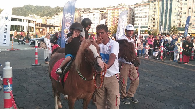 pony-atlari-rize’de-cocuklari-eglendirdi-(8).jpg