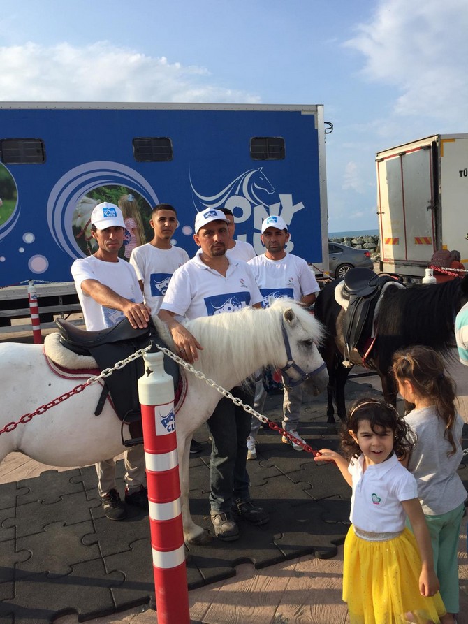 pony-atlari-rizede-cocuklari-eglendirdi-(2).jpg