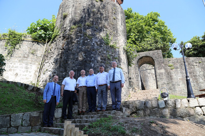 prof.-dr.-ahmet-haluk-dursun-rize-kalesinde-2.jpg prof.-dr.-ahmet-haluk-dursun-rize-kalesinde-2.jpg