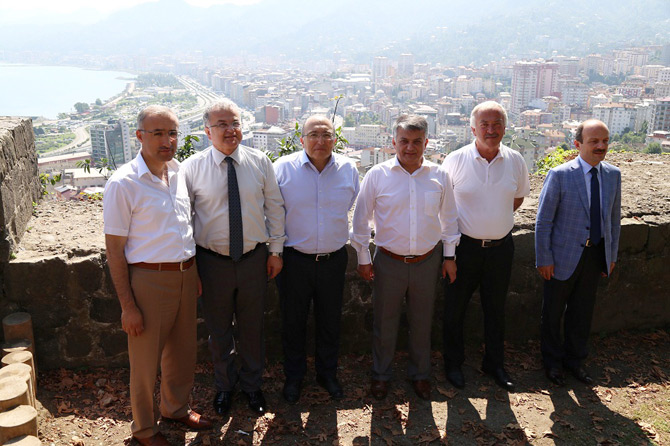 prof.-dr.-ahmet-haluk-dursun-rize-kalesinde-3.jpg prof.-dr.-ahmet-haluk-dursun-rize-kalesinde-3.jpg