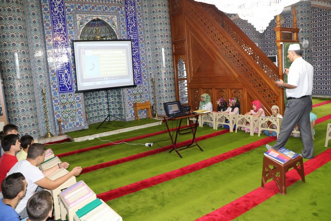 projeksiyon-cihazi-cocuklara-camiyi-sevdirdi-(1).jpg