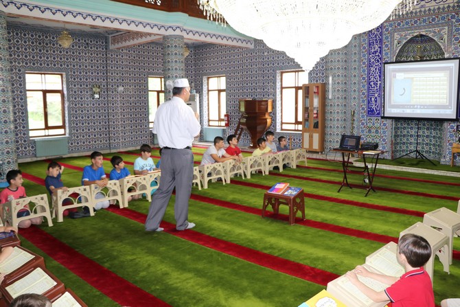 projeksiyon-cihazi-cocuklara-camiyi-sevdirdi-(2).jpg