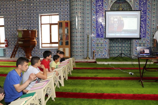 projeksiyon-cihazi-cocuklara-camiyi-sevdirdi-(4).jpg