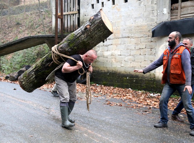 ramazan-cepni-rizeli-rambo-283-kilogramlik-kutugu-sirtinda-tasidi-(4).jpg