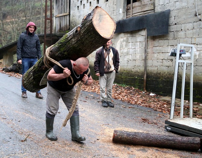 ramazan-cepni-rizeli-rambo-283-kilogramlik-kutugu-sirtinda-tasidi-(5).jpg