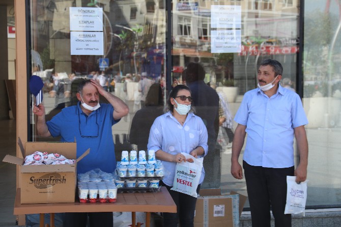 recep-koyuncu-donerin-yaninda-hazirlamis-oldugu-icerisinde-6-adet-kitap-olan-paketleri-de-vatandaslara-dagitti-1.jpg