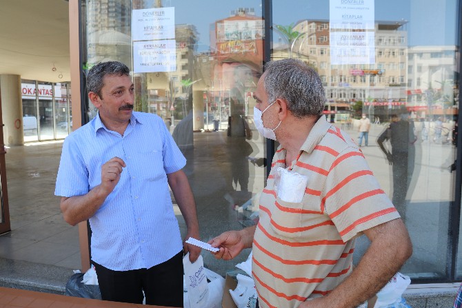 recep-koyuncu-donerin-yaninda-hazirlamis-oldugu-icerisinde-6-adet-kitap-olan-paketleri-de-vatandaslara-dagitti-5.jpg
