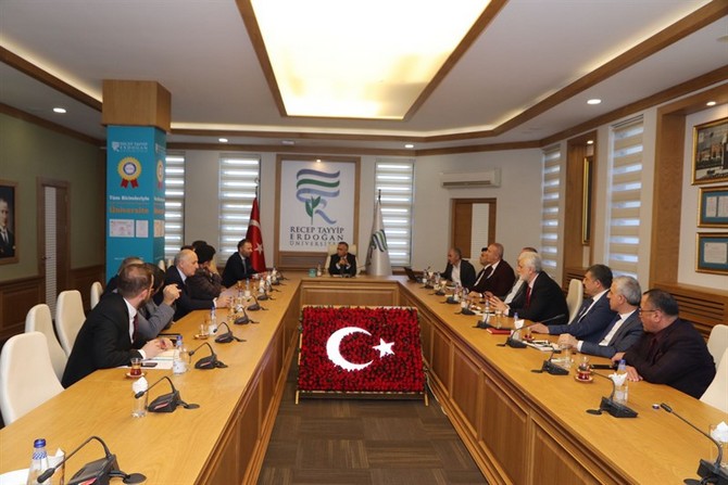 recep-tayyip-erdogan-universitesi-danisma-kurulu-toplantisi-rize-valisi-kemal-ceber-baskanliginda-4-dogu-karadeniz-kariyer-fuari-gundemi-ile-gerceklestirildi-2.jpg