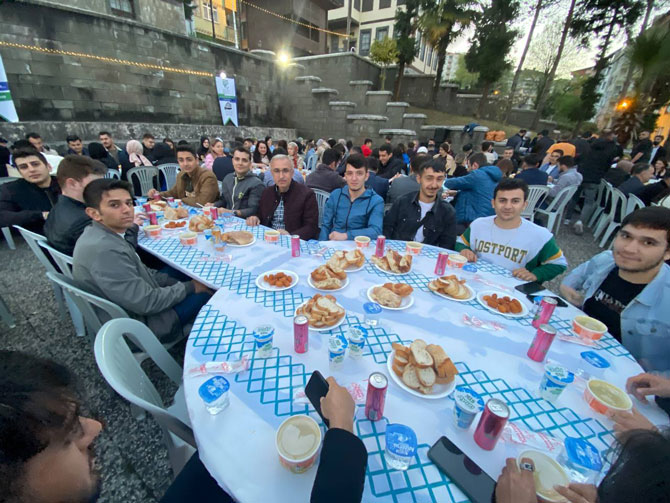 recep-tayyip-erdogan-universitesi-gelistirme-vafki-ile-gelistirme-vakfi-ogrenci-toplulugu-tarafindan-duzenlenen-iftar-yemeginde-yapilan-cekilisle-3-ogrenci-ucak-bileti-kazandi-10.jpg