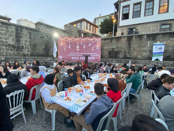 recep-tayyip-erdogan-universitesi-gelistirme-vafki-ile-gelistirme-vakfi-ogrenci-toplulugu-tarafindan-duzenlenen-iftar-yemeginde-yapilan-cekilisle-3-ogrenci-ucak-bileti-kazandi-11.jpg