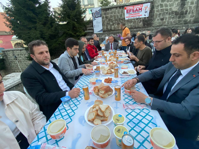 recep-tayyip-erdogan-universitesi-gelistirme-vafki-ile-gelistirme-vakfi-ogrenci-toplulugu-tarafindan-duzenlenen-iftar-yemeginde-yapilan-cekilisle-3-ogrenci-ucak-bileti-kazandi-12.jpg