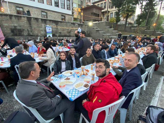 recep-tayyip-erdogan-universitesi-gelistirme-vafki-ile-gelistirme-vakfi-ogrenci-toplulugu-tarafindan-duzenlenen-iftar-yemeginde-yapilan-cekilisle-3-ogrenci-ucak-bileti-kazandi-14.jpg