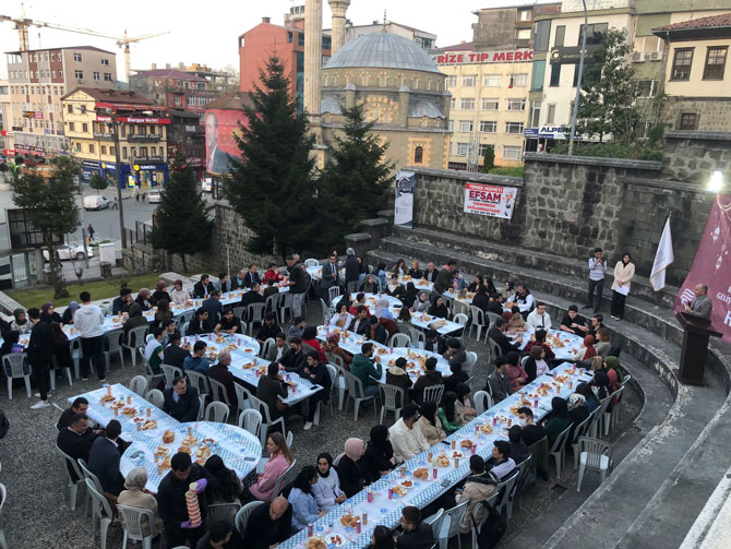recep-tayyip-erdogan-universitesi-gelistirme-vafki-ile-gelistirme-vakfi-ogrenci-toplulugu-tarafindan-duzenlenen-iftar-yemeginde-yapilan-cekilisle-3-ogrenci-ucak-bileti-kazandi-2.jpg