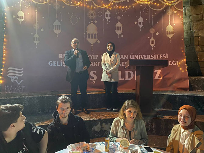 recep-tayyip-erdogan-universitesi-gelistirme-vafki-ile-gelistirme-vakfi-ogrenci-toplulugu-tarafindan-duzenlenen-iftar-yemeginde-yapilan-cekilisle-3-ogrenci-ucak-bileti-kazandi-3.jpg