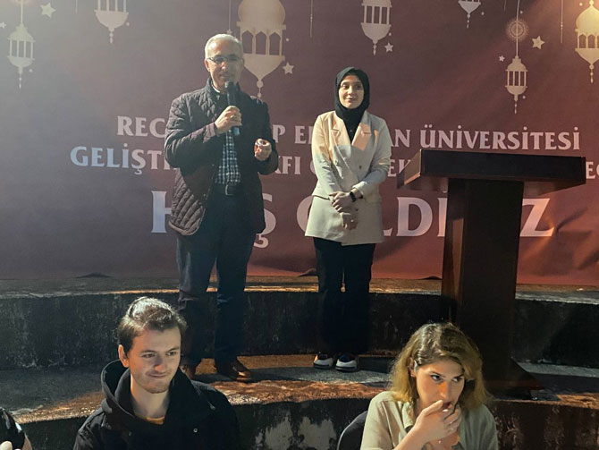 recep-tayyip-erdogan-universitesi-gelistirme-vafki-ile-gelistirme-vakfi-ogrenci-toplulugu-tarafindan-duzenlenen-iftar-yemeginde-yapilan-cekilisle-3-ogrenci-ucak-bileti-kazandi-4.jpg