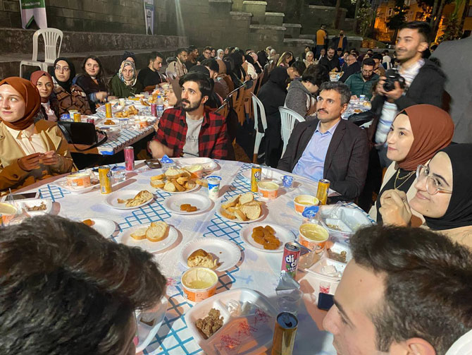 recep-tayyip-erdogan-universitesi-gelistirme-vafki-ile-gelistirme-vakfi-ogrenci-toplulugu-tarafindan-duzenlenen-iftar-yemeginde-yapilan-cekilisle-3-ogrenci-ucak-bileti-kazandi-5.jpg