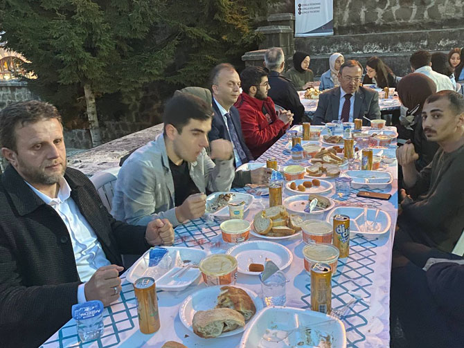 recep-tayyip-erdogan-universitesi-gelistirme-vafki-ile-gelistirme-vakfi-ogrenci-toplulugu-tarafindan-duzenlenen-iftar-yemeginde-yapilan-cekilisle-3-ogrenci-ucak-bileti-kazandi-7.jpg