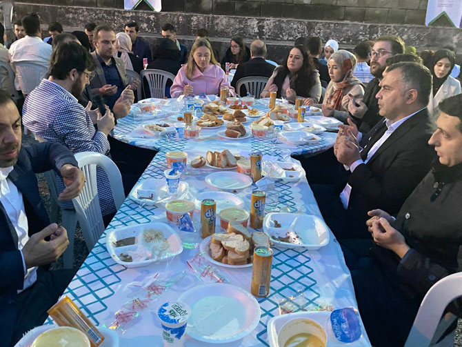 recep-tayyip-erdogan-universitesi-gelistirme-vafki-ile-gelistirme-vakfi-ogrenci-toplulugu-tarafindan-duzenlenen-iftar-yemeginde-yapilan-cekilisle-3-ogrenci-ucak-bileti-kazandi-8.jpg