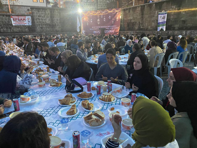 recep-tayyip-erdogan-universitesi-gelistirme-vafki-ile-gelistirme-vakfi-ogrenci-toplulugu-tarafindan-duzenlenen-iftar-yemeginde-yapilan-cekilisle-3-ogrenci-ucak-bileti-kazandi-9.jpg