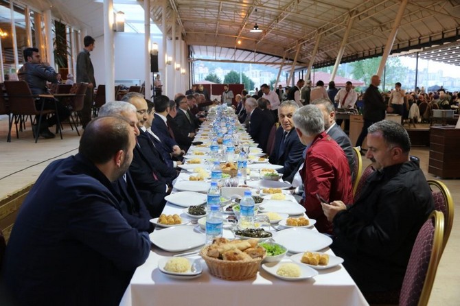 recep-tayyip-erdogan-universitesi-iftar-yemeginde-bulustu-(36).jpg