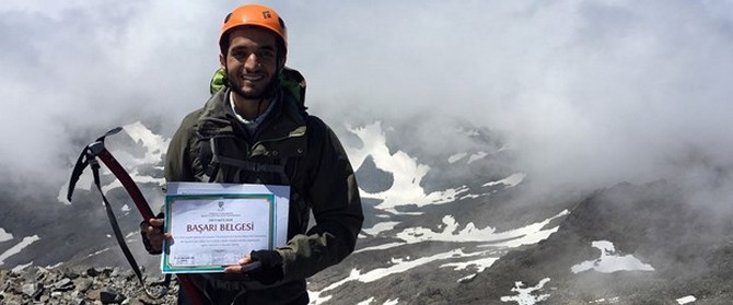 recep-tayyip-erdogan-universitesi-rize-tip-fakultesinden-mezun-olan-dagci-ercan-sarak,-diplomasini-tirmanmak-icin-hayalini-kurdugu-deniz-seviyesinden-3-bin-937-metre-yukseklikteki-kackar-dagi-zirvesinde-aldi-(1).jpg