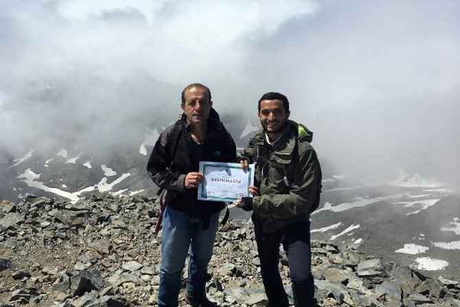 recep-tayyip-erdogan-universitesi-rize-tip-fakultesinden-mezun-olan-dagci-ercan-sarak,-diplomasini-tirmanmak-icin-hayalini-kurdugu-deniz-seviyesinden-3-bin-937-metre-yukseklikteki-kackar-dagi-zirvesinde-aldi--(2).jpg