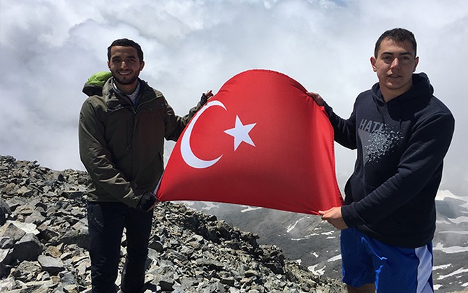 recep-tayyip-erdogan-universitesi-rize-tip-fakultesinden-mezun-olan-dagci-ercan-sarak,-diplomasini-tirmanmak-icin-hayalini-kurdugu-deniz-seviyesinden-3-bin-937-metre-yukseklikteki-kackar-dagi-zirvesinde-aldi--(3).jpg