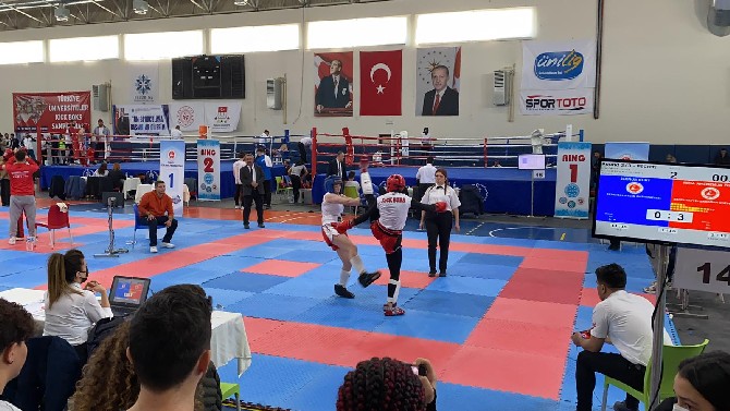 recep-tayyip-erdogan-universitesi-rteu-ogrencisi-sena-amine-nur-ozgen-erzurumda-duzenlenen-turkiye-universiteler-kick-boks-sampiyonasinda-birinci-olarak-altin-madalya-kazandi-1.jpg