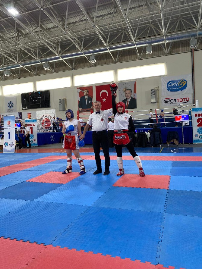 recep-tayyip-erdogan-universitesi-rteu-ogrencisi-sena-amine-nur-ozgen-erzurumda-duzenlenen-turkiye-universiteler-kick-boks-sampiyonasinda-birinci-olarak-altin-madalya-kazandi-3.jpg