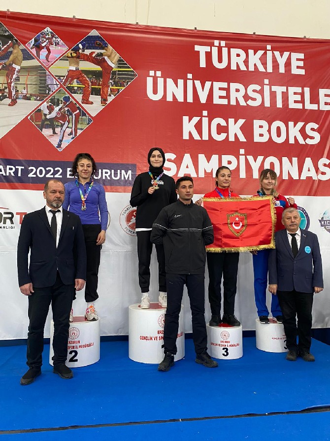 recep-tayyip-erdogan-universitesi-rteu-ogrencisi-sena-amine-nur-ozgen-erzurumda-duzenlenen-turkiye-universiteler-kick-boks-sampiyonasinda-birinci-olarak-altin-madalya-kazandi-4.jpg