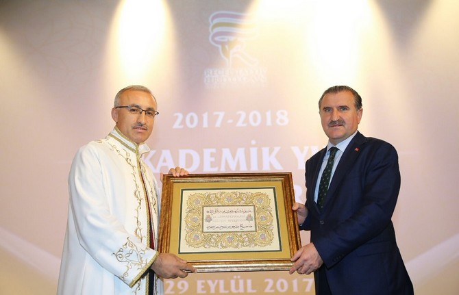 recep-tayyip-erdogan-universitesinin-akademik-acilis-toreni-(8).jpg