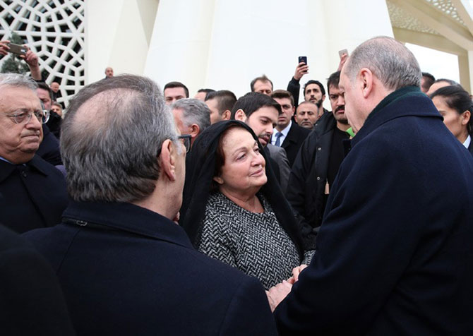 recep-tayyip-erdogan-ve-esi-emine-erdogan,-yavuz-yilmaz’in-cenaze-toreninde-mesut-yilmaz-ile-berna-yilmaz’a-bassagligi-diledi-1.jpg