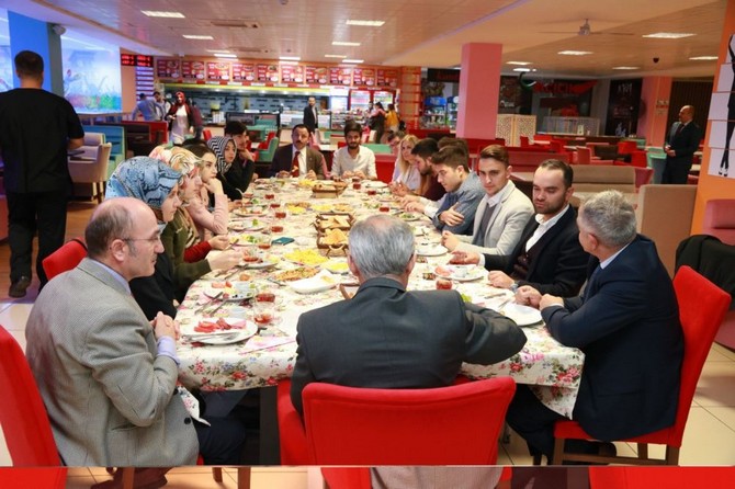 rektor-karaman-ogrenci-konseyi-ile-bir-araya-geldi-(2).jpg