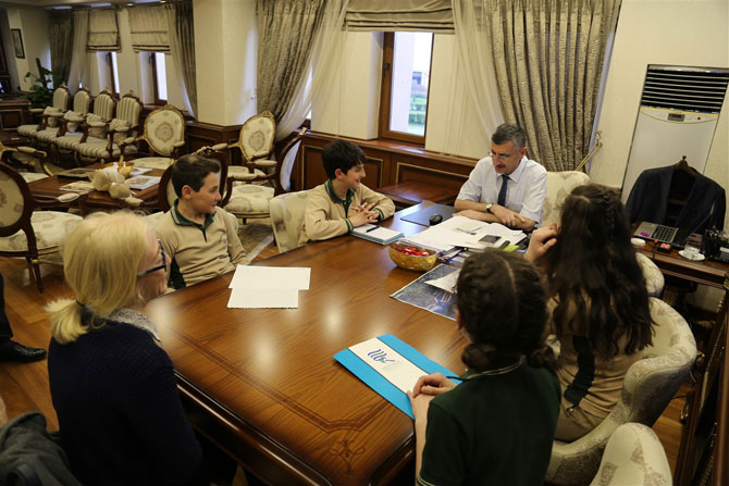 resadiye-zihni-derin-ortaokulundan-bir-grup-ogrenci,-rize-valisi-erdogan-bektas-ile-roportaj-etti-1.jpg