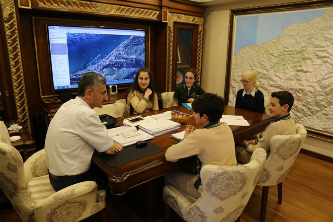 resadiye-zihni-derin-ortaokulundan-bir-grup-ogrenci,-rize-valisi-erdogan-bektas-ile-roportaj-etti-2.jpg