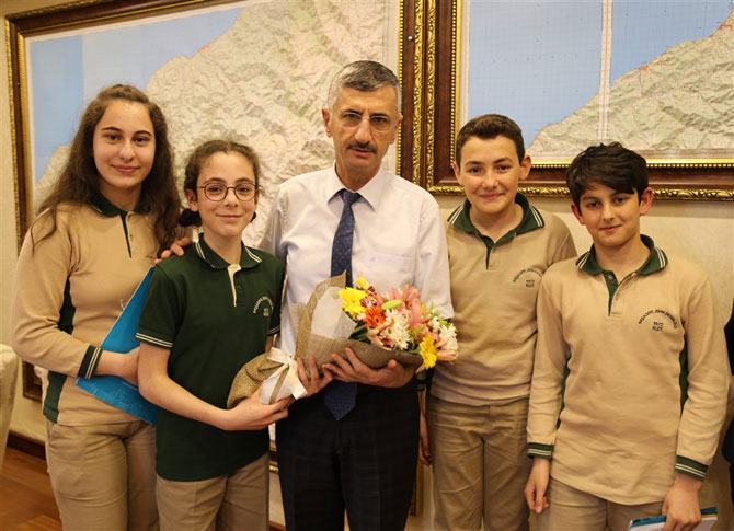 resadiye-zihni-derin-ortaokulundan-bir-grup-ogrenci,-rize-valisi-erdogan-bektas-ile-roportaj-etti-3.jpg