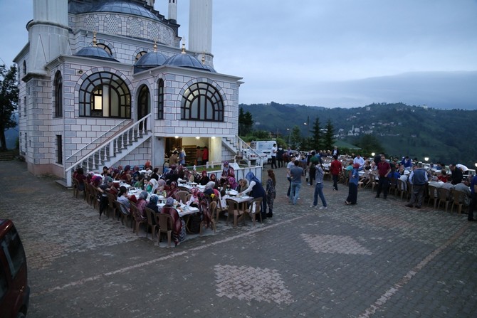 resat-kasap-baba-ocagi-derepazarinda-iftar-verdi-(3).jpg