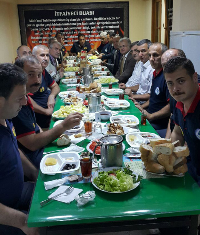 resat-kasap-itfaiyecilerle-iftar-acti-1.jpg resat-kasap-itfaiyecilerle-iftar-acti-1.jpg