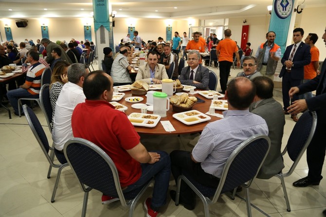 resat-kasap-meclis-uyeleri-ile-birlikte-iftarini-acti-(1).jpg