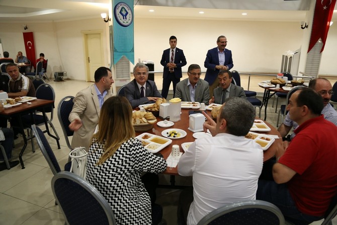 resat-kasap-meclis-uyeleri-ile-birlikte-iftarini-acti-(2).jpg