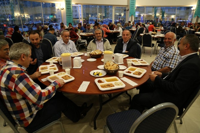 resat-kasap-meclis-uyeleri-ile-birlikte-iftarini-acti-(3).jpg