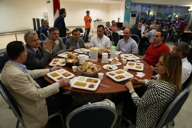 resat-kasap-meclis-uyeleri-ile-birlikte-iftarini-acti-(6).jpg
