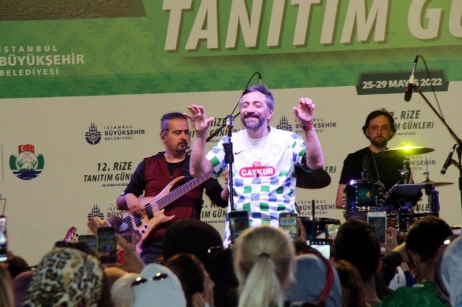 ridef-ve-rideva-tarafindan-istanbulda-duzenlenen-12-rize-gunleri-5-sehidimizin-oldugu-bu-gunlerde-konserlerle-devam-ediyor-1.jpg