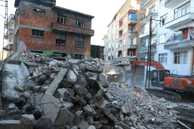 rize’de-‘kultur-sokagi’-olarak-planlanan-sokaktaki-binalarin-yikimina-baslandi-(3).jpg
