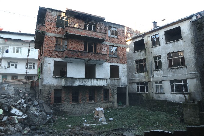 rize’de-‘kultur-sokagi’-olarak-planlanan-sokaktaki-binalarin-yikimina-baslandi-(5).jpg