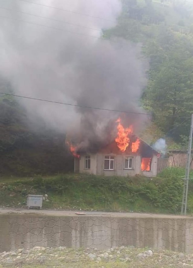rize’de-1-ev-yanarak-kullanilmaz-hale-geldi-(1).jpg