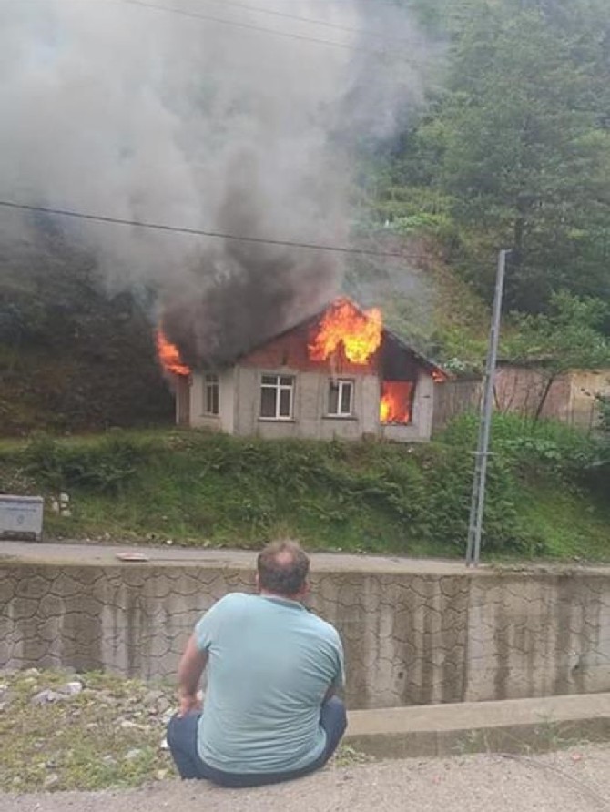rize’de-1-ev-yanarak-kullanilmaz-hale-geldi-(2).jpg