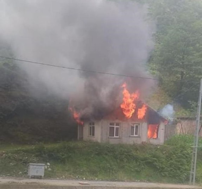 rize’de-1-ev-yanarak-kullanilmaz-hale-geldi-(3).jpg