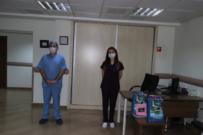 rize’de-2-saglik-personeli-koronayi-yenerek,-alkislarla-gorevlerine-dondu-(1).jpg
