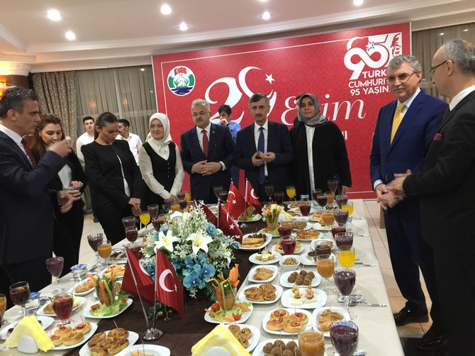 rize’de-29-ekim-cumhuriyet-resepsiyonu-(16).jpg